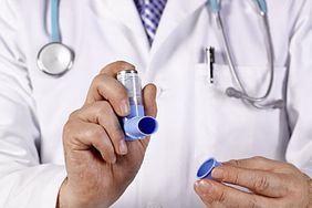 doc-holding-astham-pump