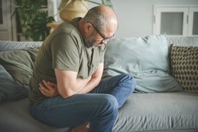 older adult experiencing gallbladder attack abdominal pain