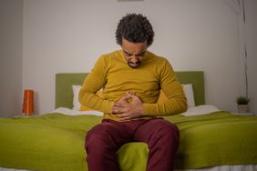 person experiencing gallbladder pain on right side of abdomen
