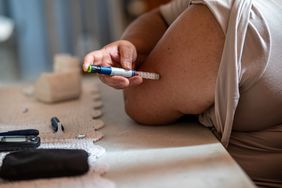 Person injecting themselves ozempic or mounjaro for diabetes