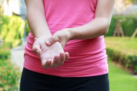 psoriatic-arthritis-hand-rub-pain