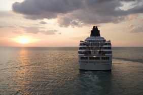 Cruise ship 