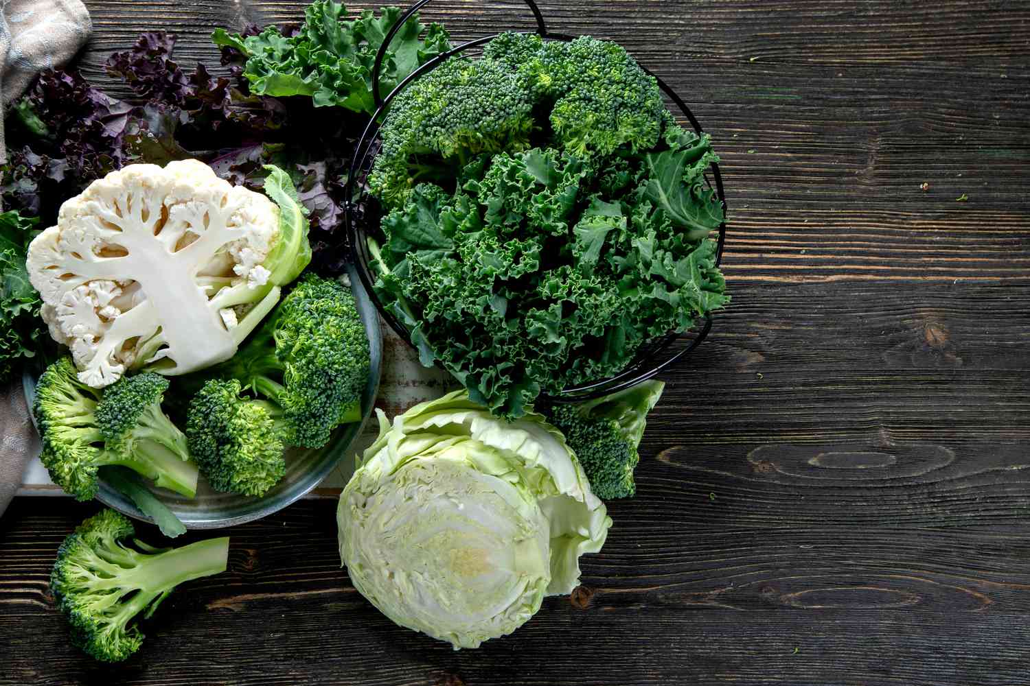 An assortment of cruciferous vegetables on a table. 