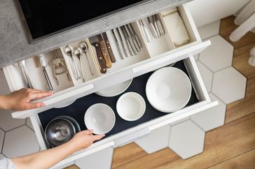 Organizing kitchen drawer