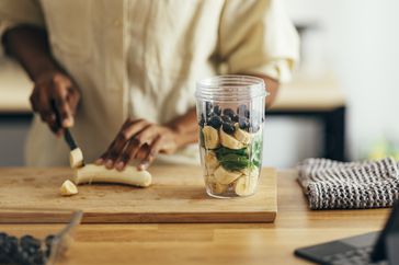 woman making breakfast smoothie