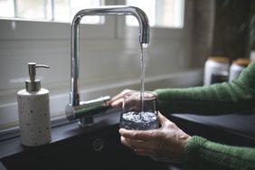 running water faucet kitchen