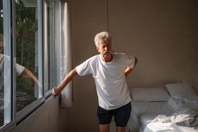 man experiencing kidney failure symptoms