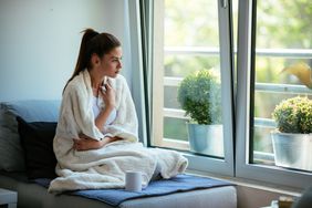 woman experiencing mono symptoms