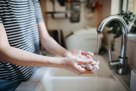 person washing hands to prevent a staph infection